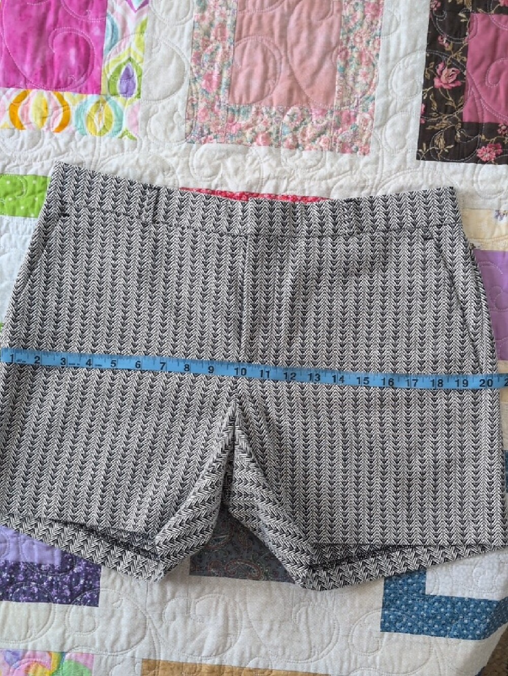 Banana Republic Black and White Chevron Shorts - Picture 9 of 11